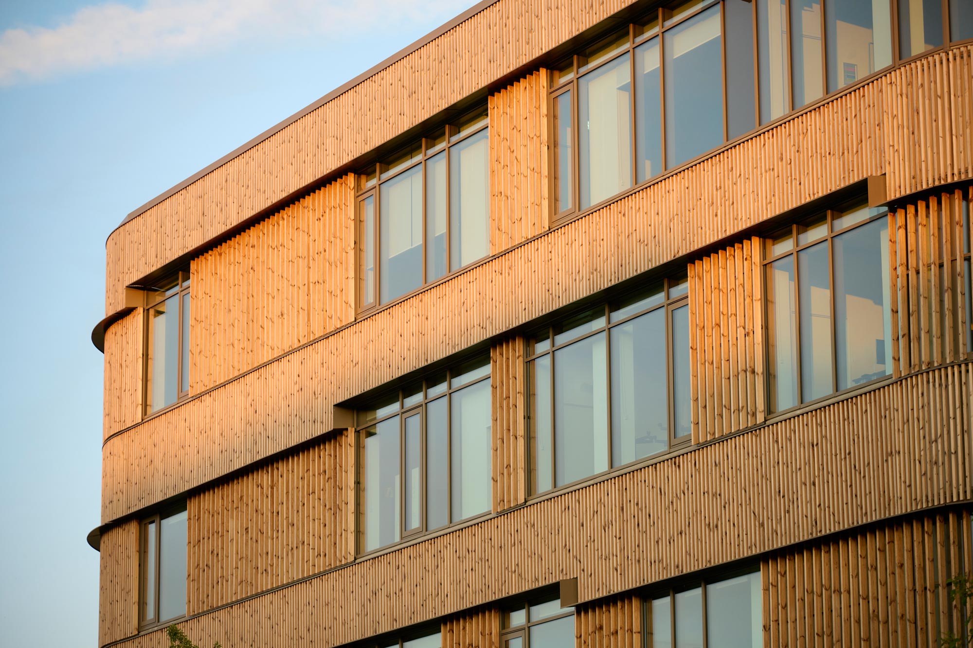 Modern flervåningsbyggnad med träbeklädd fasad